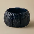 Bracciale rigido largo in resina marmorizzata blu scuro e nero dal design minimale - Stile Marmo Blu Scuro (AB0060-5)