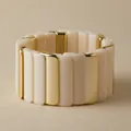 Elastische bohemian armband met ivoren harsplaten en gepolijste goudkleurige panelen - Ivoor En Goud