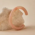 Bracciale a onde in acrilico rosa pastello con elegante trama marmorizzata crema - Stile Aperto Sabbie Mobili Rosa Carne (AB0030-2)