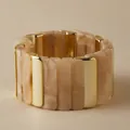 Elastische grove armband met beige marmeren hars en gepolijste goudkleurige accenten - Beige Marmer En Goud