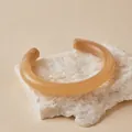 Bracciale rigido a C in acrilico con elegante trama in marmo beige e design a onde - Stile Aperto Marmo Beige (AB0030-3)