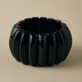 Bracciale elastico in acrilico nero con segmenti verticali lucidi e finitura brillante - Stile Nero Lucido (AB0063-8)
