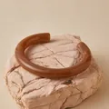 Bracciale rigido in acrilico marrone traslucido con design a onde e finitura ambra lucida - Stile Aperto Ambra (AB0030-4)