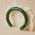 Bracciale rigido ondulato irregolare in acrilico verde scuro con trama marmorea elegante - Stile Aperto Nuvola Verde Scuro (AB0030-6)