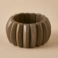 Bracciale elastico largo in resina marrone con texture marmorizzata stile retrò Maillard - Stile Caffè Scuro Tinta Unita (AB0063-13)