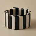 Bracciale chunky in acrilico bianco e nero lucido con moduli moderni in resina - Stile Alternato Bianco e Nero (AB0064-7)
