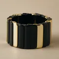 Bracciale elastico bohémien con ampie maglie rettangolari in resina nera e metallo dorato - Stile Blocco di Colore Nero Oro (AB0064-8)