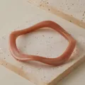 Bracciale a onde in acrilico rosa polvere opaco con elegante texture marmorizzata - Stile Onda Nuvola Rosa Loto (AB0026-7)