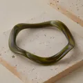 Bracciale ondulato in acrilico con trama marmorizzata verde oliva scuro e bianco - Onda Marmo Verde Oliva (AB0026-9)