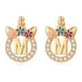 Détail des boucles d'oreilles lettre M dorées avec fleurs en émail coloré et zircons - Style Lettre M Doré (SF1012-M)