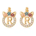 Détail de boucles d'oreilles lettre R dorées avec corne de licorne et zircons - Style Lettre R Doré (SF1012-R)