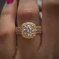 Luxurious halo ring in gold with round main diamond and triple pavé diamond bands - US 5 / Gold