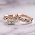 Détail macro du lot de bagues taille princesse avec accents de diamants pavés bicolores - US 7 / Alliances Femmes Bicolores
