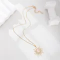 Collana girasole dorata con pendente luna e cristalli su elegante supporto in marmo - Stile Sole Luna Stella B / Oro