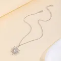 Dettaglio della collana con pendente sole e luna in argento con strass e chiusura - Stile Sole Luna Stella B / Argento
