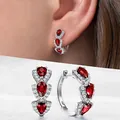 Vue détaillée des créoles en cœur avec pierres rouges et cristaux micro-pave sertis - Argent & Rouge