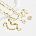 Set di gioielli dorati a doppio strato con pendenti quadrati in conchiglia e anello - Set Da Quattro Pezzi Madreperla Dorata (XL5142)