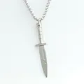 Primer plano del colgante de daga en acero de titanio con mango detallado y cadena - Collar (Con Cadena) / Plateado