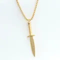 Primer plano detallado de un colgante de daga dorada estilo punk con cadena de eslabones - Solo Colgante (Sin Cadena) / Dorado