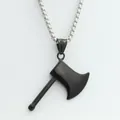 Détail du pendentif hache noire sur une chaîne en acier inoxydable argenté pour homme - Pendentif Noir (Sans Chaîne)
