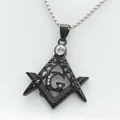 Makro-Detail des schwarz beschichteten Freimaurer-Anhängers mit G-Symbol und Diamanten - Nur Anhänger / Schwarzer Anhänger (Ohne Kette)