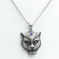 Makroaufnahme von Punk Tigerkopf Anhänger mit blauem Strassstein an einer Boxkette - Nur Anhänger (Ohne Kette) / Silber