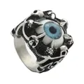 Bague gothique punk en acier titane avec œil bleu et crânes sur fond blanc - Taille 7 / Mauvais Œil Bleu