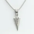 Detailansicht eines silbernen Speerkopf-Anhängers mit Gravur und eleganter Box-Kette - Nur Anhänger (Ohne Kette) - Silber