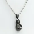 Détail du pendentif gant de boxe avec coutures réalistes et chaîne à mailles carrées - Pendentif Noir Uniquement (Sans Chaîne)