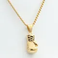 Vue détaillée du pendentif gant de boxe doré poli avec accents noirs et chaîne box - Pendentif en Or Uniquement (Sans Chaîne)