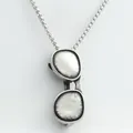 Dettaglio macro del ciondolo a forma di occhiali da sole punk vintage con catena a scatola - Ciondolo Argento (Senza Catena)