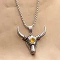Vue détaillée du pendentif tête de taureau punk avec ambre et chaîne sur soie - Pendentif Uniquement (Sans Chaîne) (280603) / Vert matcha