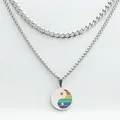 Detalle de collar punk de doble capa con colgante de Tai Chi arcoíris sobre fondo blanco - Colgante Pequeño con Cadena de Caja