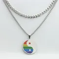 Detalle del collar de doble capa de acero inoxidable con colgante de Yin Yang arcoíris - Colgante Grande con Cadena de Caja