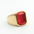 Detailopname van een gouden roestvrijstalen herenring met een grote vierkante rode robijn - Goud Rood