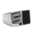 Detalle de anillo de sello vintage de acero con esmalte negro y grabado Only love you - US 7 / Plateado/Circonita Negra