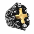 Detalle del anillo gótico de acero inoxidable con cruz dorada y calaveras - US 7 / Oro y Plata