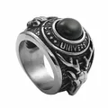 Detail eines Vintage-Siegelrings mit schwarzem Stein, University-Text und Hirschkopf - US 7 / Silber Schwarz Onyx