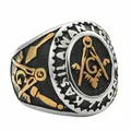 Vista de detalle del anillo masónico bicolor con el clásico emblema de escuadra y compás - US 7 / Oro y Plata
