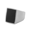 Dettaglio di un anello a sigillo in acciaio inossidabile con inserto in smalto nero - Taglia 7 / Stile Rettangolare Lucidato