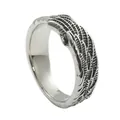 Punk stijl roestvrijstalen vleugel ring met vintage geoxideerde veertextuur op witte achtergrond - US 7 / Zilver