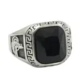 Détail d'une bague punk en acier inoxydable avec pierre noire et tête de bélier - Argent avec pierre noire