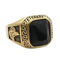 Détail d'une bague punk dorée avec une grande pierre noire et gravure de clé grecque - Or Pierre Noire