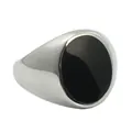 Primer plano de anillo de sello de plata pulida con elegante incrustación ovalada negra - US 7 / Plateado con Epoxi Negro