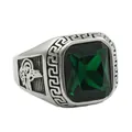 Détail d'une bague vintage en acier avec pierre verte taille émeraude et motif grec - Argent Pierre Verte