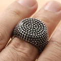 Brede herenring van roestvrij staal in retro punkstijl met sterrenpunttextuur - US 9 / Zilver