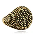 Detail van een gouden punkring met dichte cirkelvormige noppen en zwart email op de band - US 10 / Goud