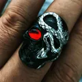 Gothische schedelring met zilveren slang en rood kristal in vintage roestvrij staal - US 7 / Zwart en Wit