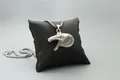 Primer plano detallado de un colgante de cabeza de lagarto de plata con cadena - Plateado