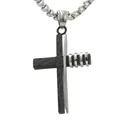 Détail macro du pendentif croix punk bicolore noir et argent avec gravure et texture gravée - 02 Grand Pendentif (Sans Chaîne) / Noir